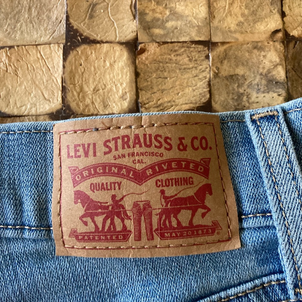 Levi Mid Length Shorts - Picture 3 of 4